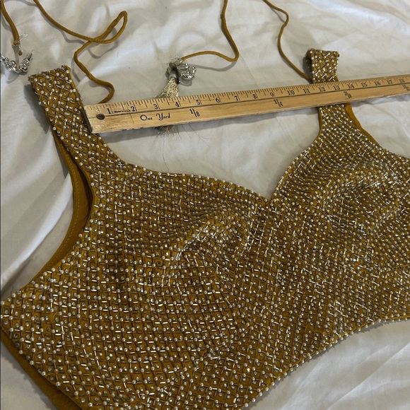 Lehenga charnyia choli yellow white gold. Net Duppatta
Pearls, sequins size L - Picture 12 of 17